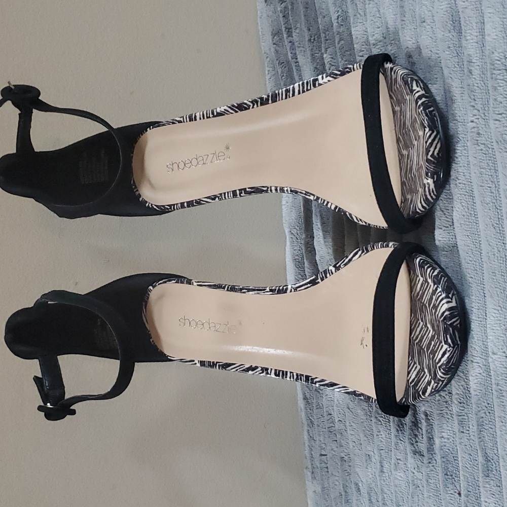 Shoedazzle sexy ladies straped black 5" heels in size 9